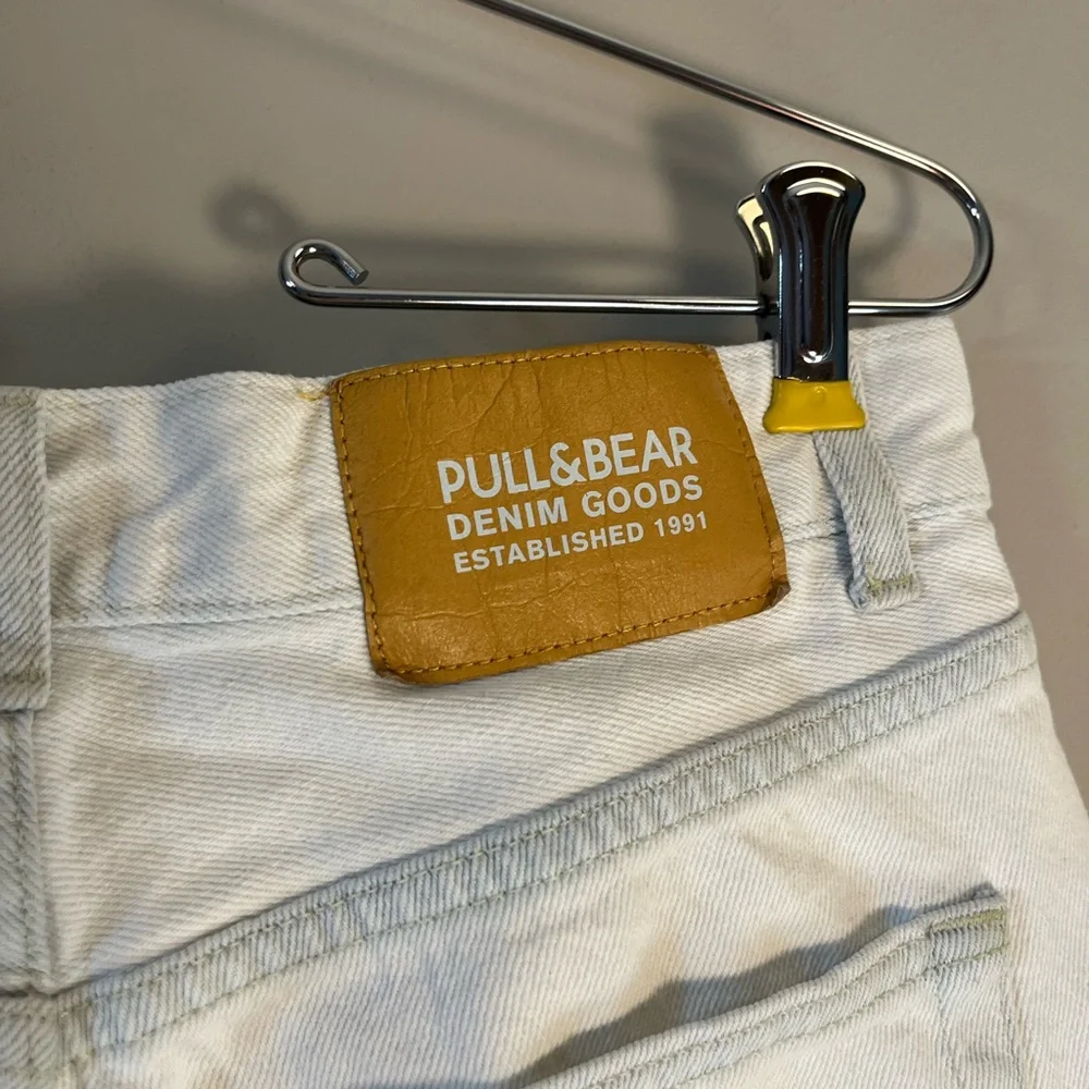 Pull & Bear White Distressed High Waist Boyfriend Jeans Size 27